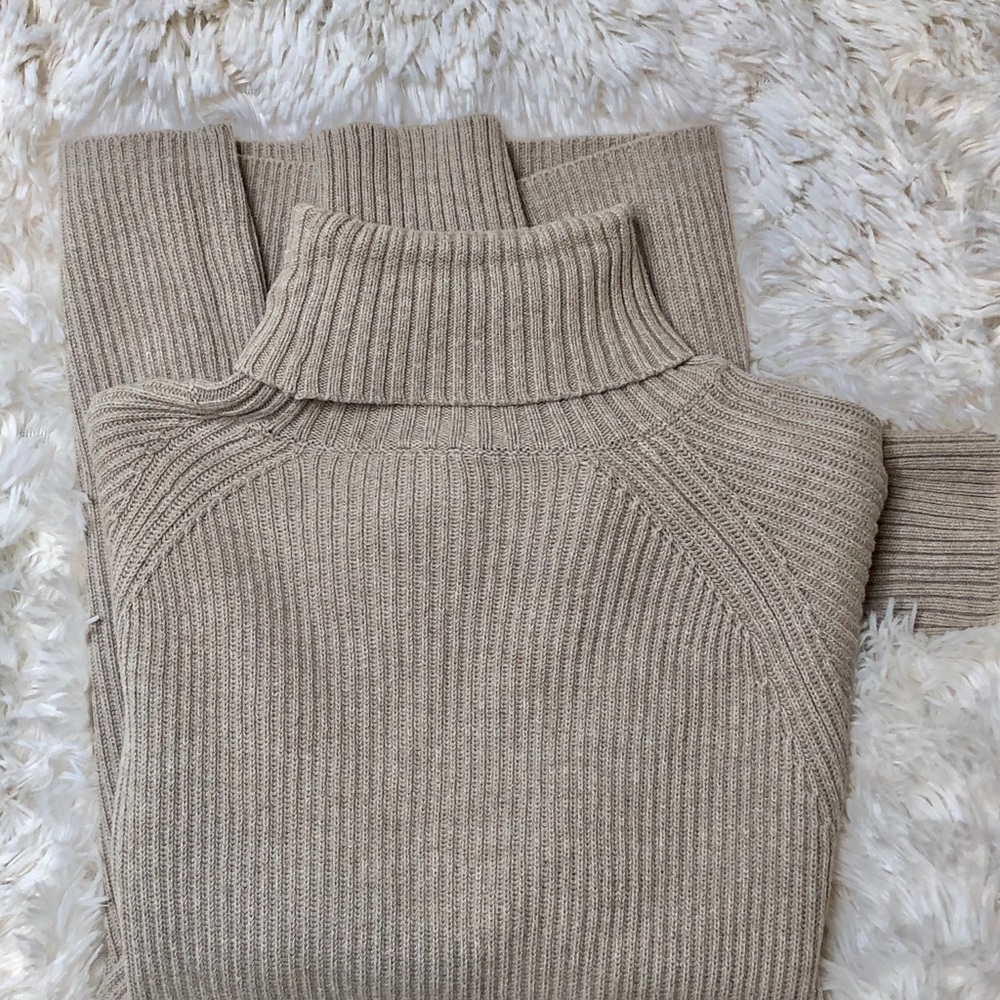 GAP tan / nude knit sweater sz M
